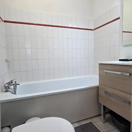 Apartman Avec Parking Voltaire *